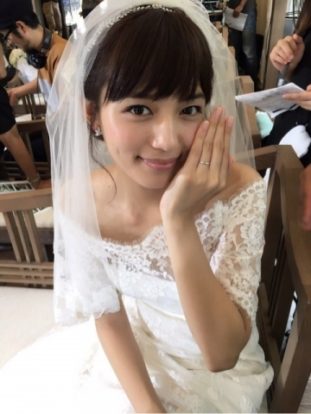 『家族ノカタチ』(TBS系)でウェディングドレスを着る川口春奈さん