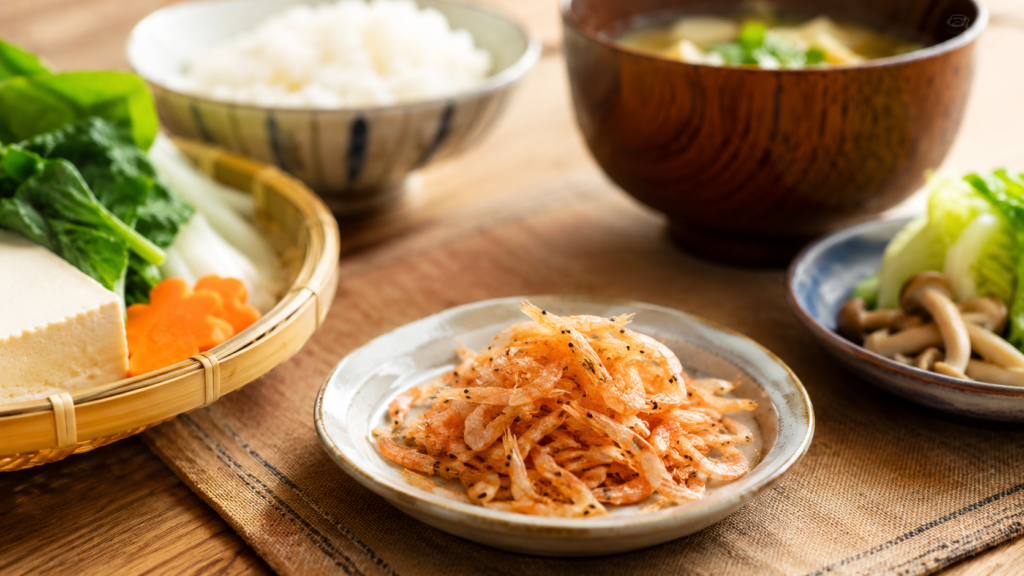 干しエビを少量だけ野菜と豆腐の炒め物に加える調理風景