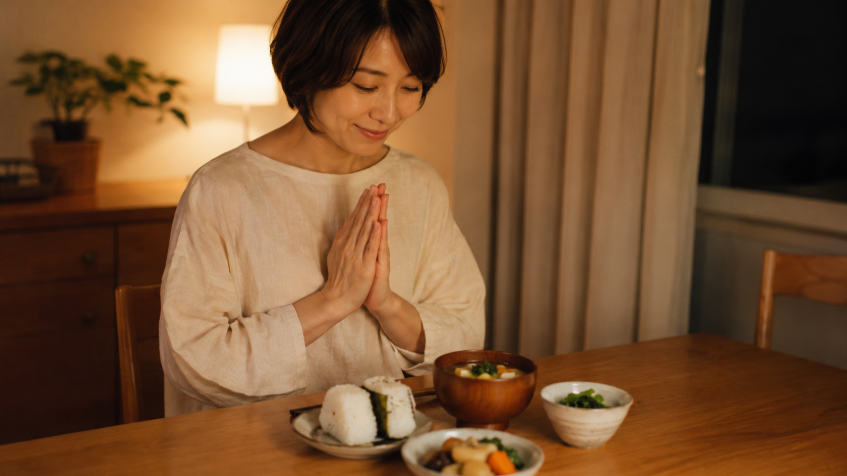 夜食に小さめのおにぎりと味噌汁を食べるバランスのよい日本の食卓