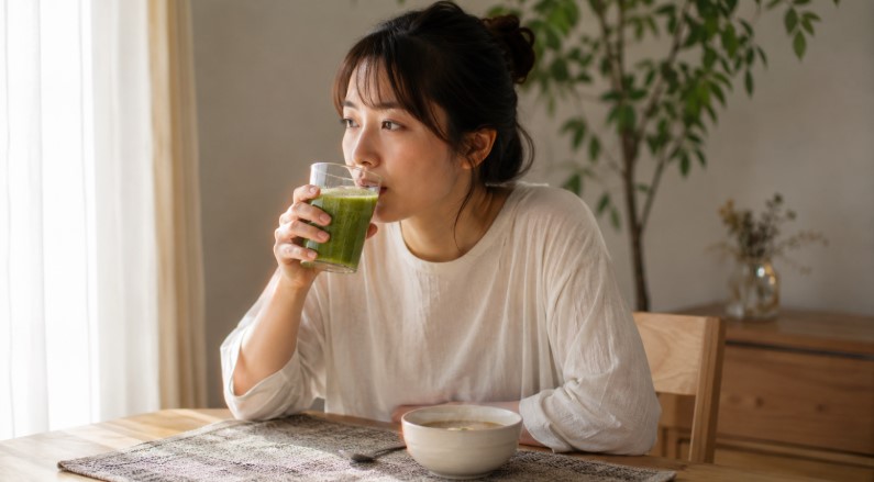 ワンデイクレンズ中にグリーンスムージーとスープを飲む日本人女性のファスティング体験