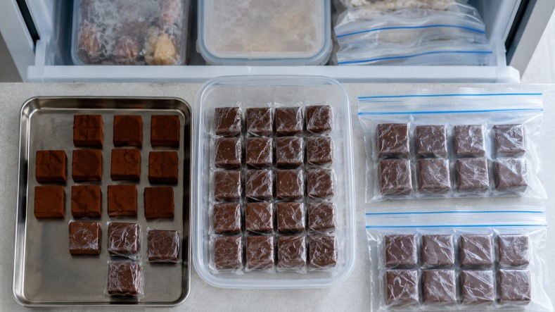 生チョコを一切れずつラップで包み保存袋と密閉容器に小分けした状態