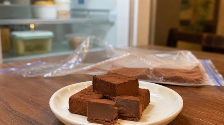 冷蔵庫で解凍してなめらかな断面と口溶けを戻した生チョコ